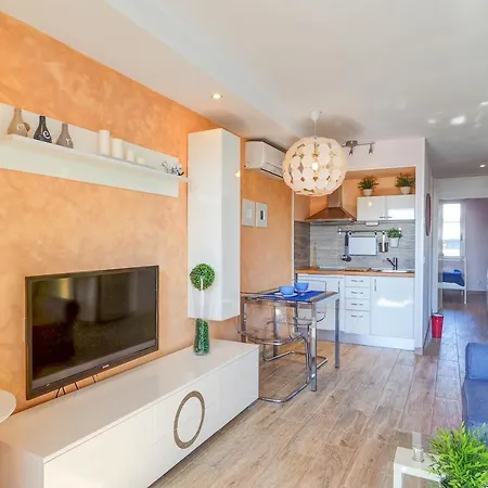 Seaside Cozy By Hello Apartment
