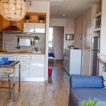 Seaside Cozy By Hello Apartment *
